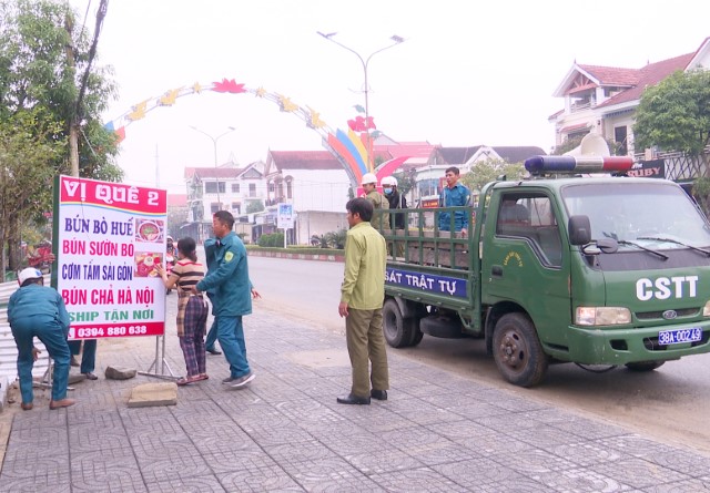 Thị trấn Đức Thọ ra quân giải tỏa hành lang an toàn giao thông đón tết Quý Mão.